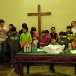 niños y niñas se preparan para ir a la clase de Educación Cristiana