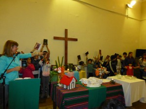 niños y niñas muestran sus Biblias antes de ir a la clase de Educación Cristiana